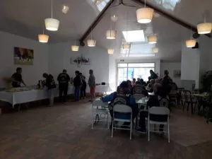 Buffet de petit-déjeuner dressé pour l'accueil des groupes