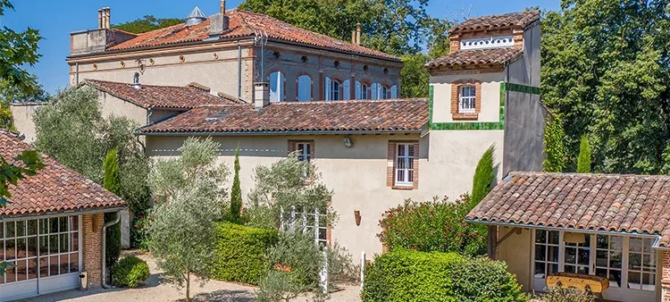 Vue du Colombier, bâtiment historique du domaine au milieu du parc