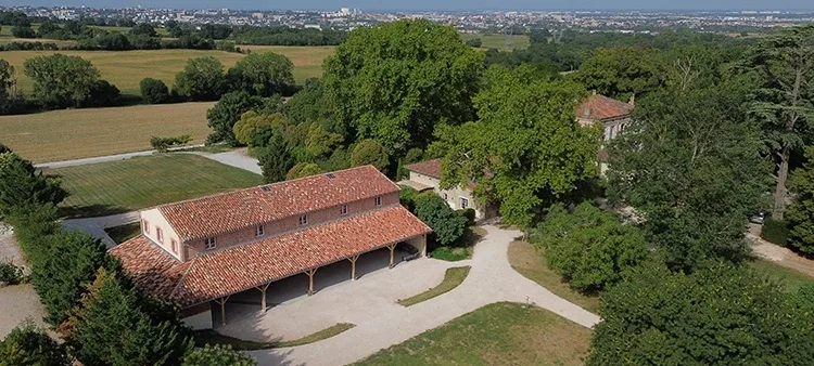 Vue aérienne du domaine et de l'Orangerie entourés de verdure
