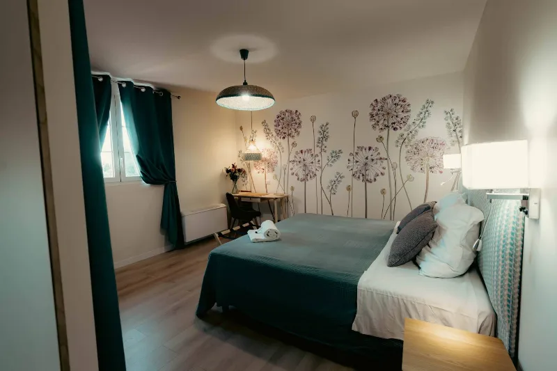 Salle de réception intérieure avec grand espace et lumière naturelle