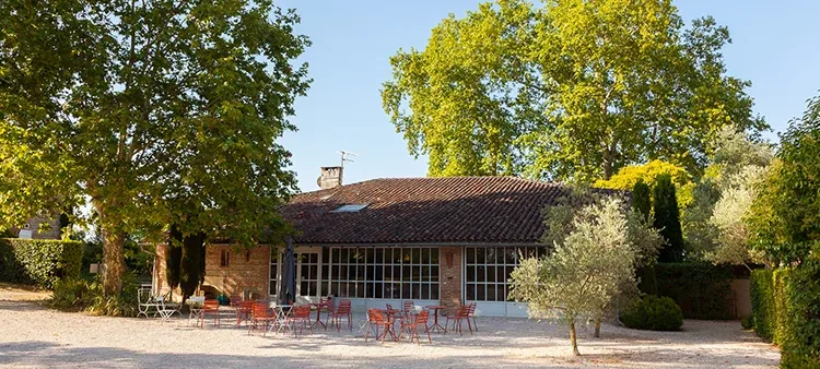 Façade en pierre du bâtiment La Gariguette, entrée du Domaine du T