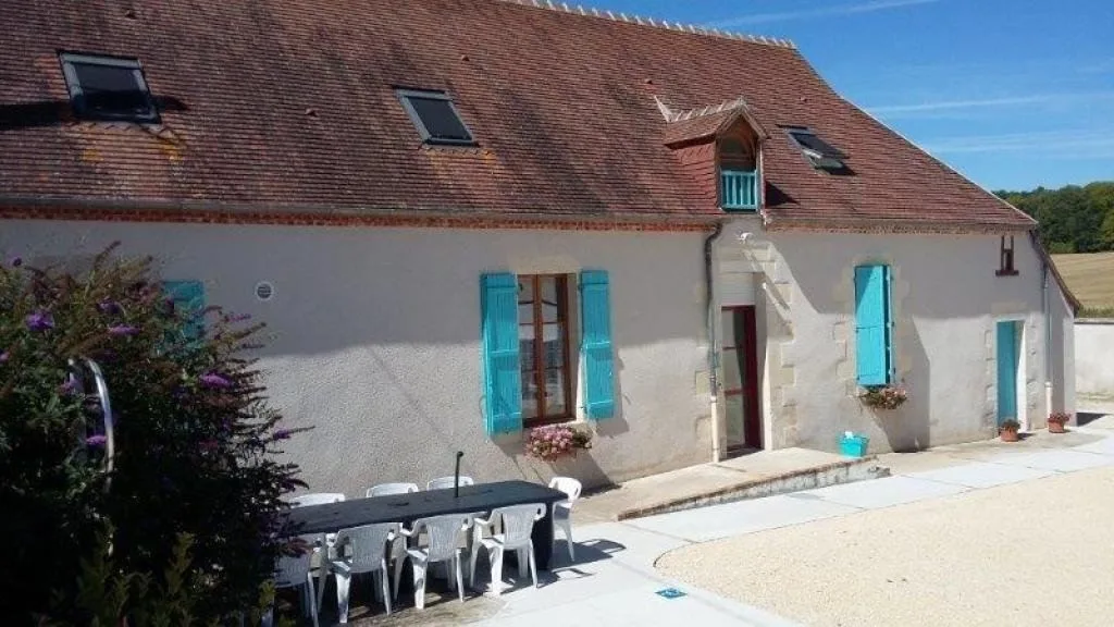 Gîte de groupe Gîte Intercommunal de Plou à Plou — Façade en pierre et briques du gîte avec terrasse et grande table pour les repas de groupe, capacité 29 personnes