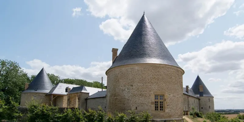 Tourelle en pierre du château du XVIe siècle avec toit en poivrière ardoisé