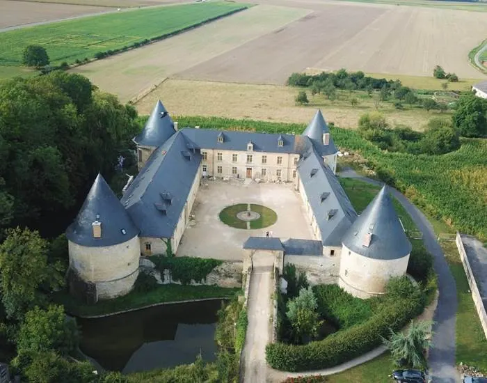 Vue aérienne du château entouré de ses douves, jardin central et cour d'honneur