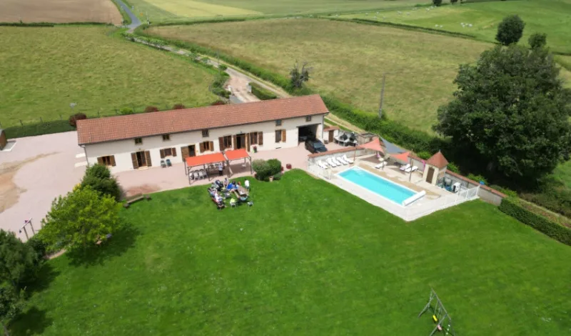 Vue aérienne du domaine avec piscine chauffée sécurisée et grand jardin clos de 3500 m²