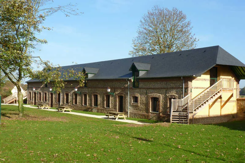 Longère normande en briques et silex avec grand jardin et tables de pique-nique