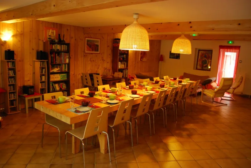 Grande salle à manger en bois pouvant accueillir toute la tablée