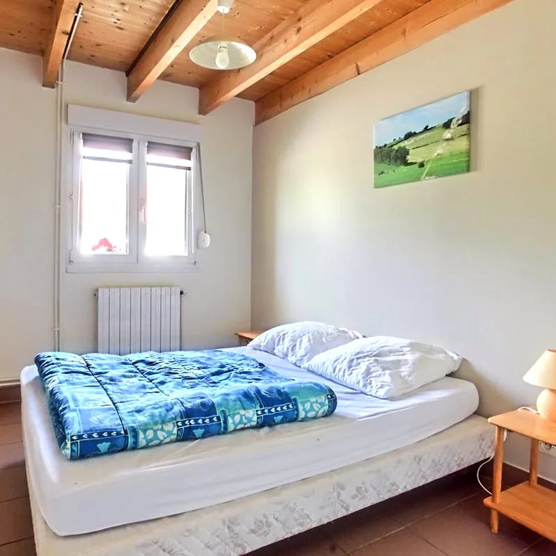 Chambre double avec parquet et literie simple