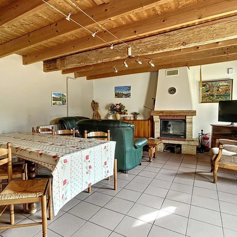 Salon confortable avec canapés pour se détendre entre amis