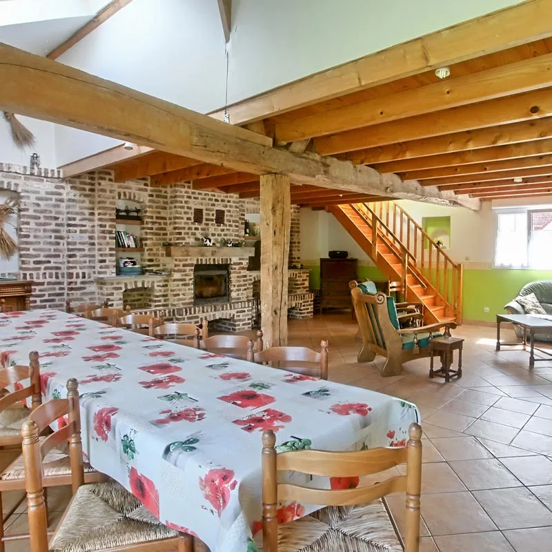 Grande salle à manger en bois pour réunir tout le groupe