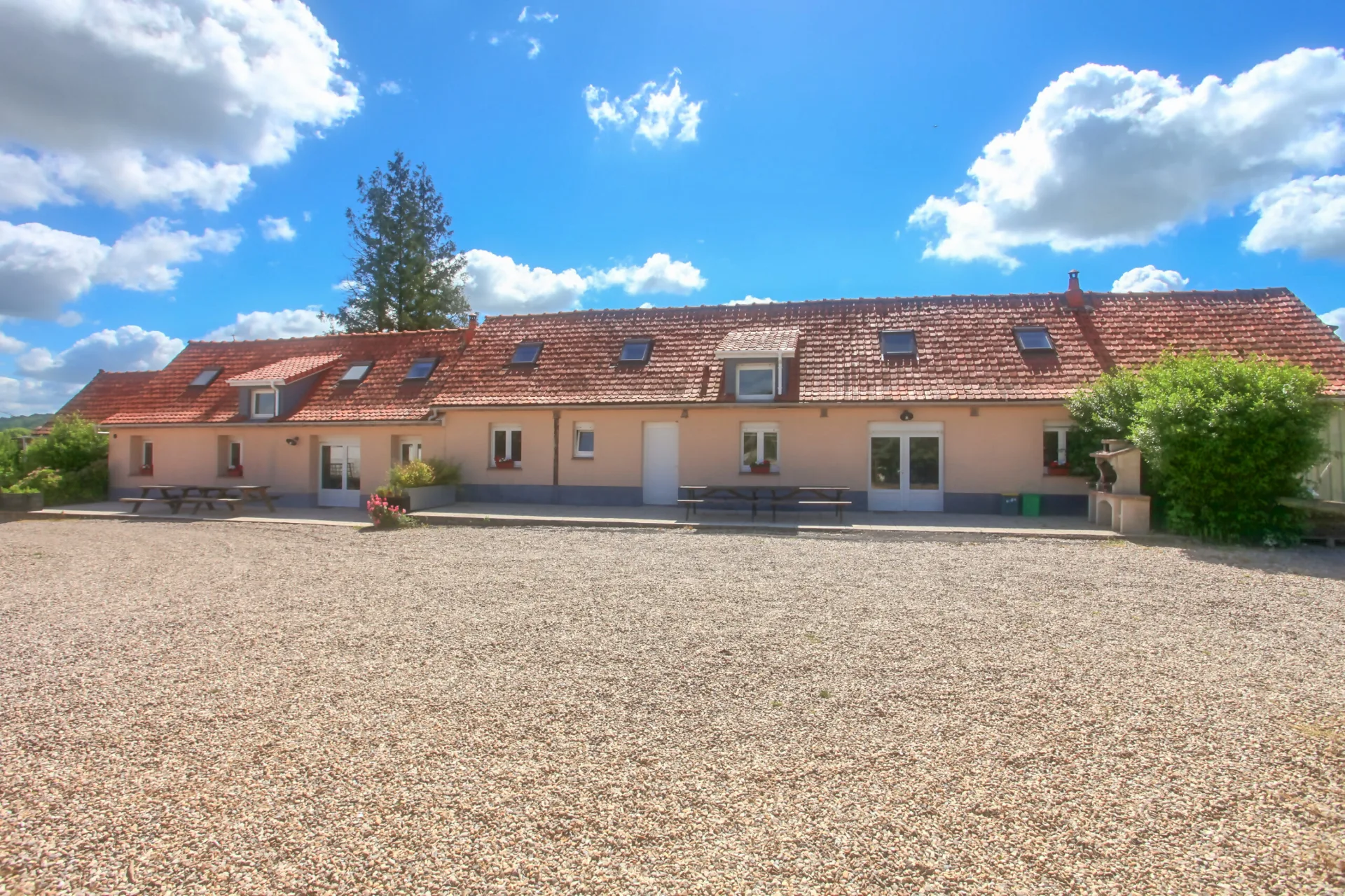 Gîte de groupe Gîtes La Jumel à Beaurainville — Façade des trois gîtes mitoyens avec terrasse et tables de pique-nique, capacité 35 personnes