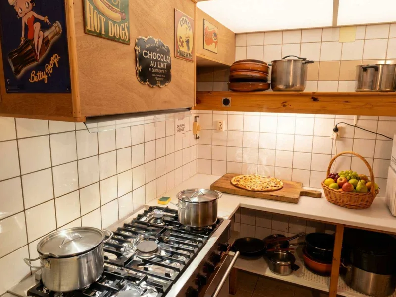 Cuisine semi-professionnelle spacieuse avec grand plan de travail et équipements complets