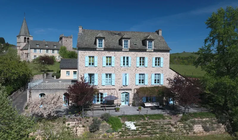 Bâtiment en pierre du domaine, ancien gîte d'étape sur le chemin de Compostelle en Aveyron