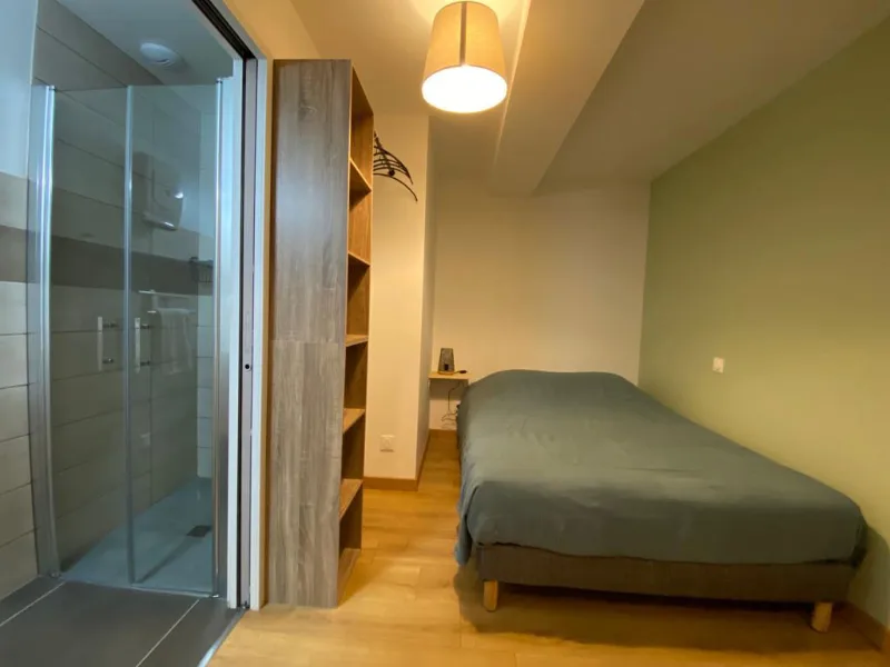 Chambre double avec salle d'eau attenante, douche à l'italienne et rangements en bois
