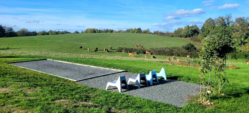 Boulodrome dans le jardin avec vue dégagée sur les prairies et les vaches limousines