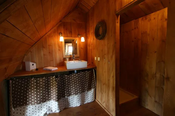 Salle d'eau mansardée tout bois avec vasque blanche et douche italienne