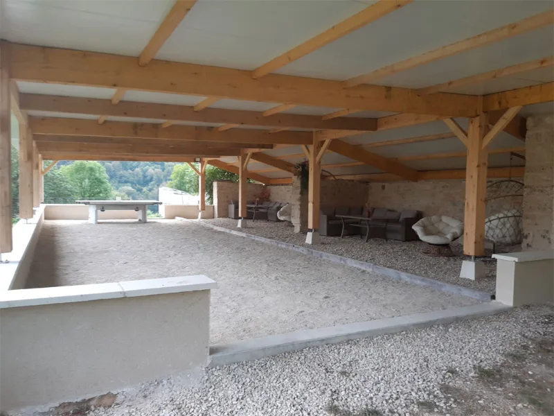 Grange aménagée en salle de réception avec charpente apparente pour événements de groupe