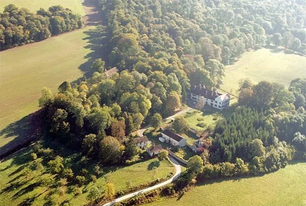 Vue aérienne du domaine clos de 32 hectares entre forêt et prairies vallonnées