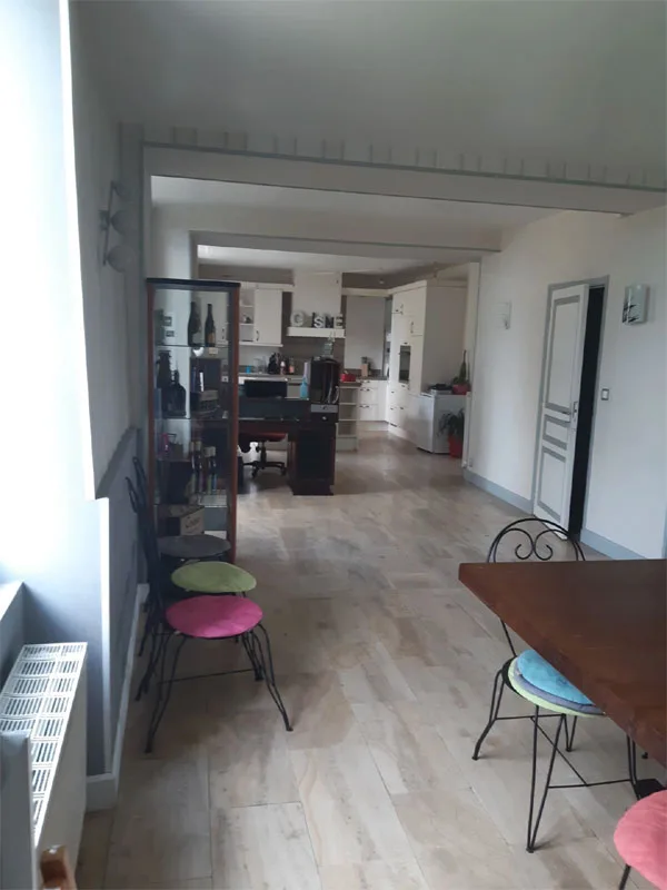 Cuisine équipée avec plan de travail et électroménager complet pour la préparation des repas