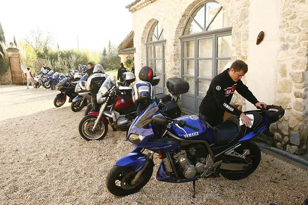 Motos garées devant le mas, activité moto proposée sur le domaine