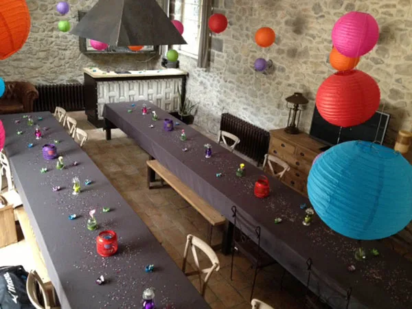 Table de réception intérieure décorée de guirlandes de boules colorées pour un événement festif