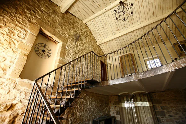 Escalier en pierre ancienne à l'intérieur d'un des gîtes voûtés