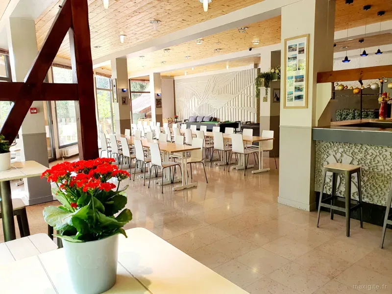 Entrée décorée d'une réception avec bouquet de fleurs et ambiance chaleureuse
