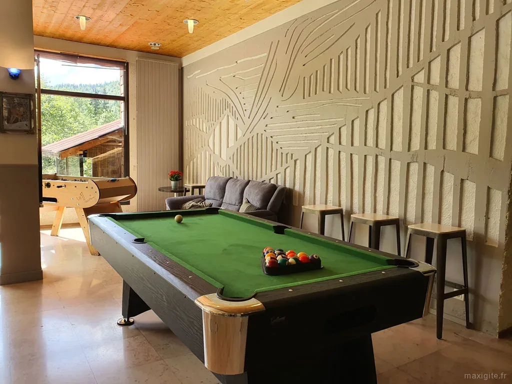 Salle de billard avec tapis vert, espace détente pour les soirées
