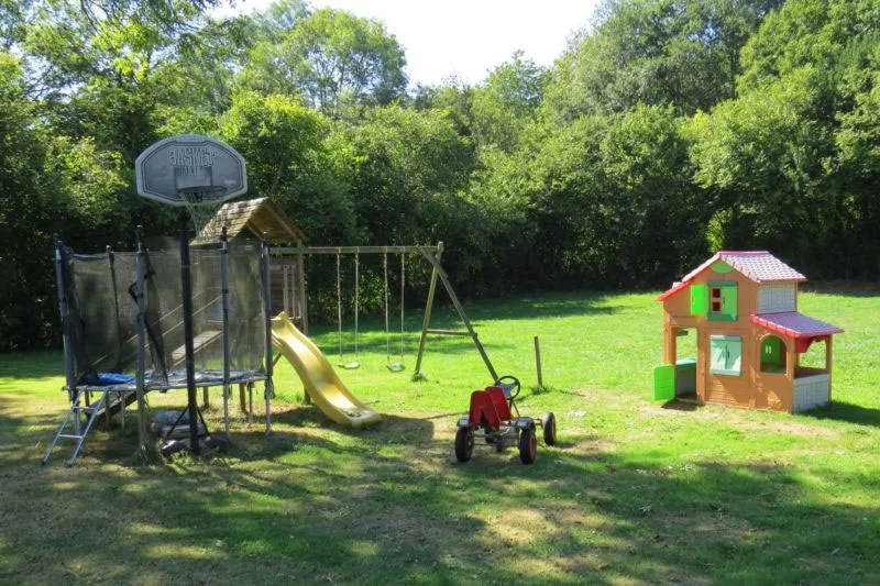 Aire de jeux extérieure avec trampoline, toboggan et balançoires pour les enfants
