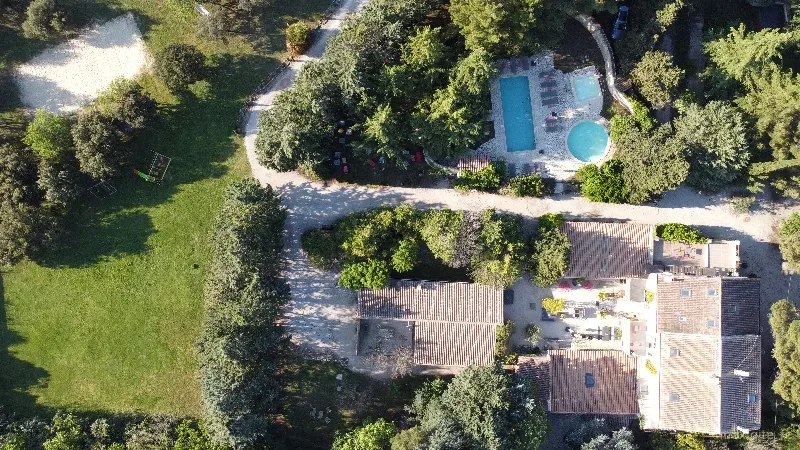 Vue aérienne du domaine du Mas Saint-Gens avec ses toitures provençales, piscines et grand parc arboré
