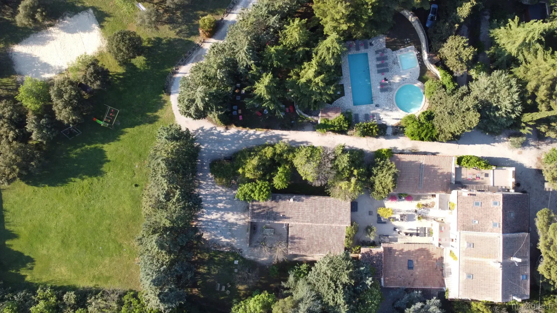 Gîte de groupe Mas Saint-Gens à Carpentras — Vue aérienne du domaine du Mas Saint-Gens avec ses toitures provençales, piscines et grand parc arboré, capacité 45 personnes