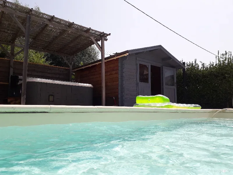 Jacuzzi extérieur cinq places au bord de la piscine chauffée et sécurisée