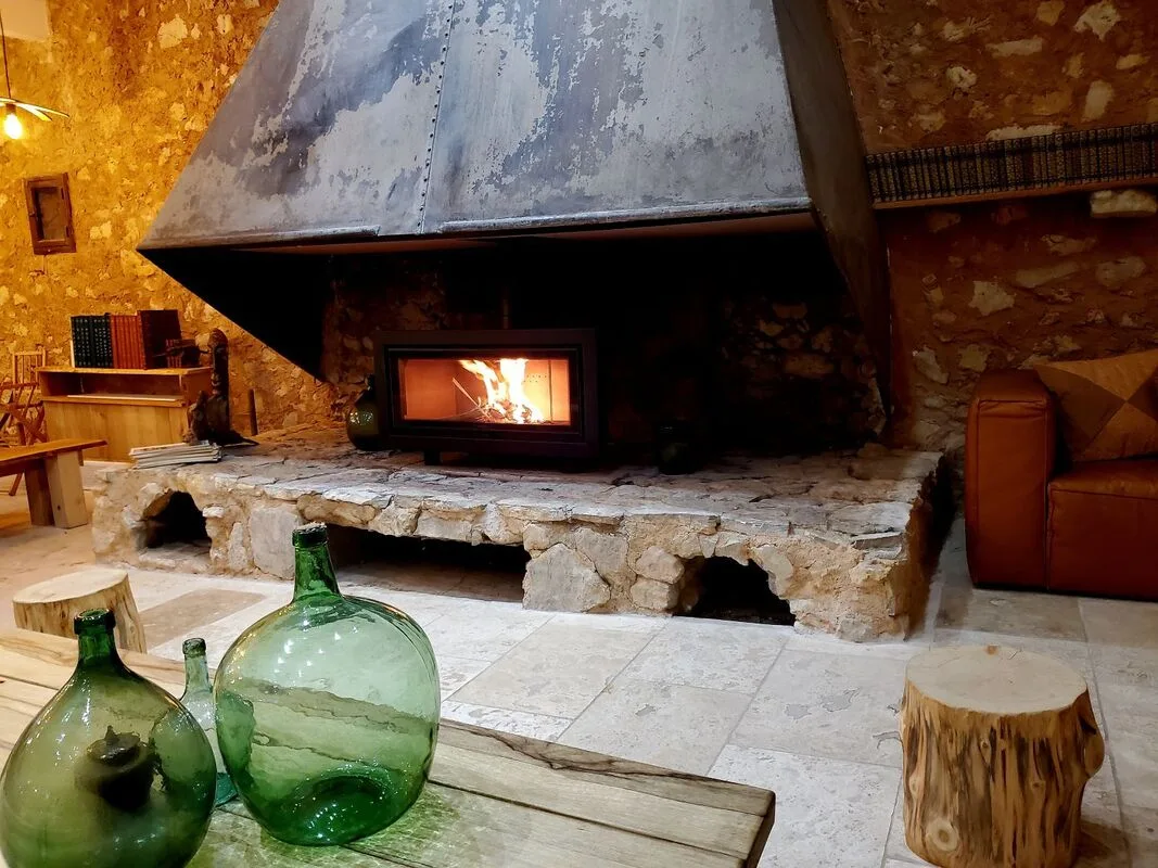Brasero extérieur pour les soirées d'hiver dans le patio de la bergerie