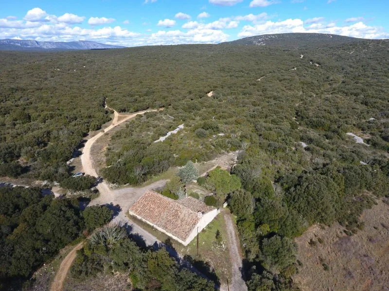 Vue aérienne de la bergerie en pierre isolée au cœur de la forêt méditerranéenne