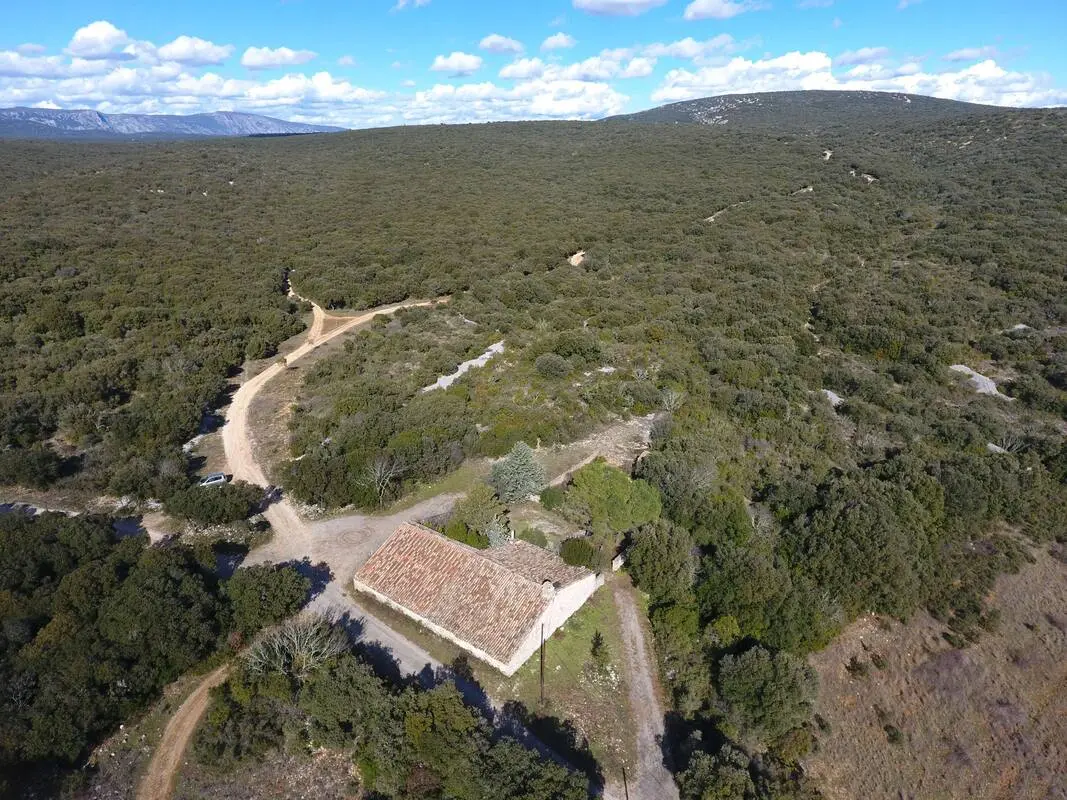 Vue aérienne de la bergerie en pierre isolée au cœur de la forêt méditerranéenne