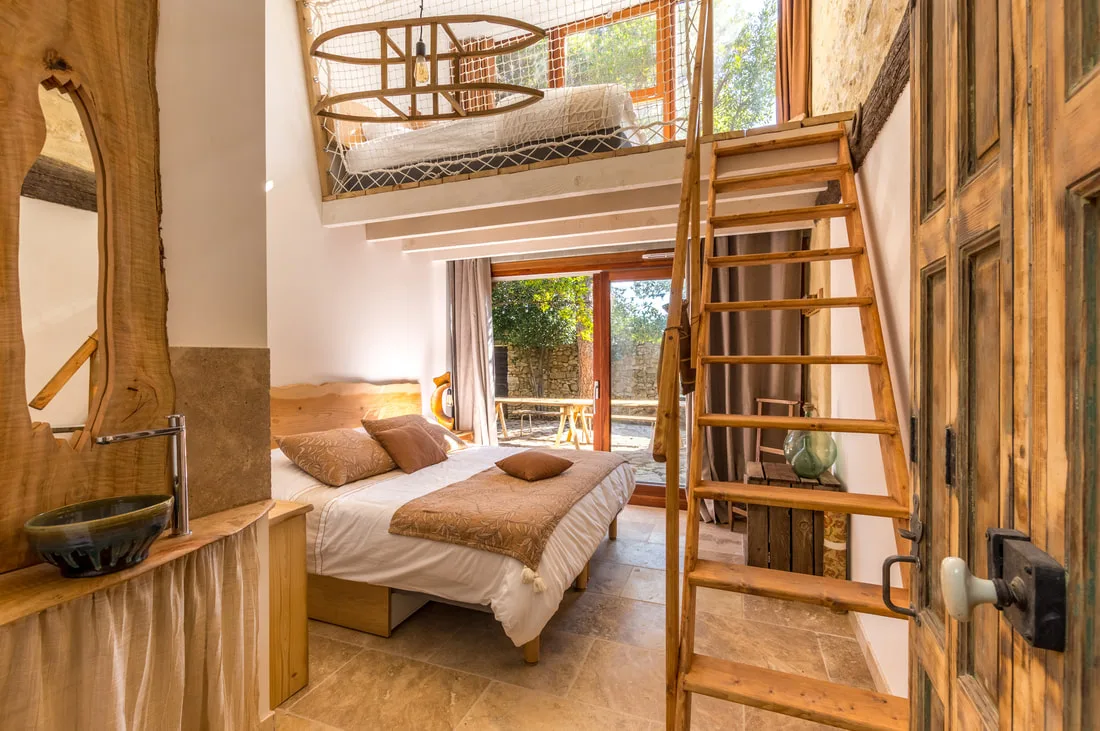 Chambre cathédrale avec mezzanine et décoration issue d'upcycling et de pièces chinées