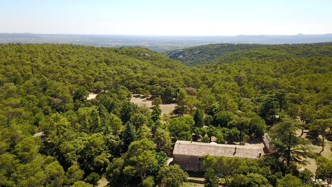 Gîte de groupe La Maison des Légendes à saint Guilhem le desert — Vue aérienne de l'ancienne maison forestière isolée en pleine forêt domaniale, capacité 15 personnes