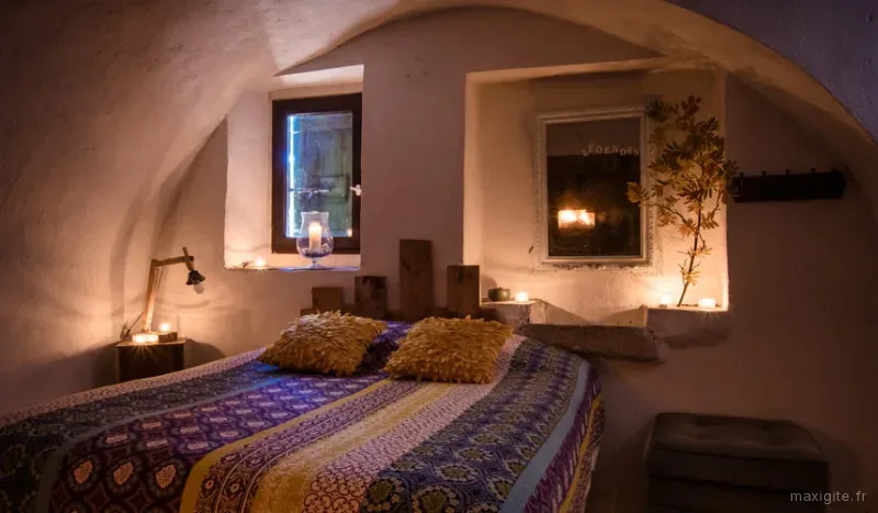 Chambre voûtée avec chauffage au feu de bois et ambiance chaleureuse