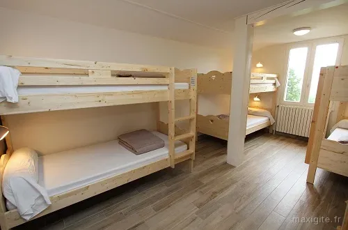 Chambre avec lits superposés en bois pour l'accueil des groupes