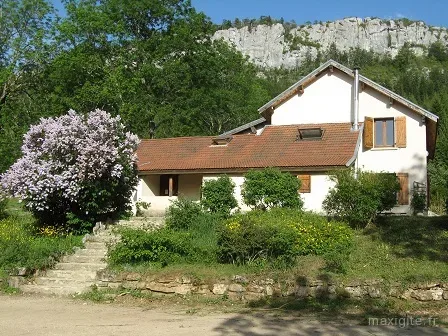 Gîte de groupe Ferme du Pré, grand gite dans le Vercors à Vassieux-en-Vercors — Façade en pierre de la ferme du Pré avec toiture traditionnelle et environnement de montagne, capacité 60 personnes