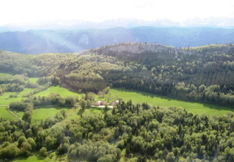 Vue aérienne du domaine et de ses bâtiments nichés au cœur du Vercors