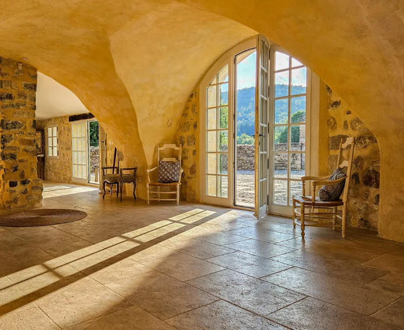 Grand salon du rez-de-chaussée de 135 m² avec canapés et cheminée