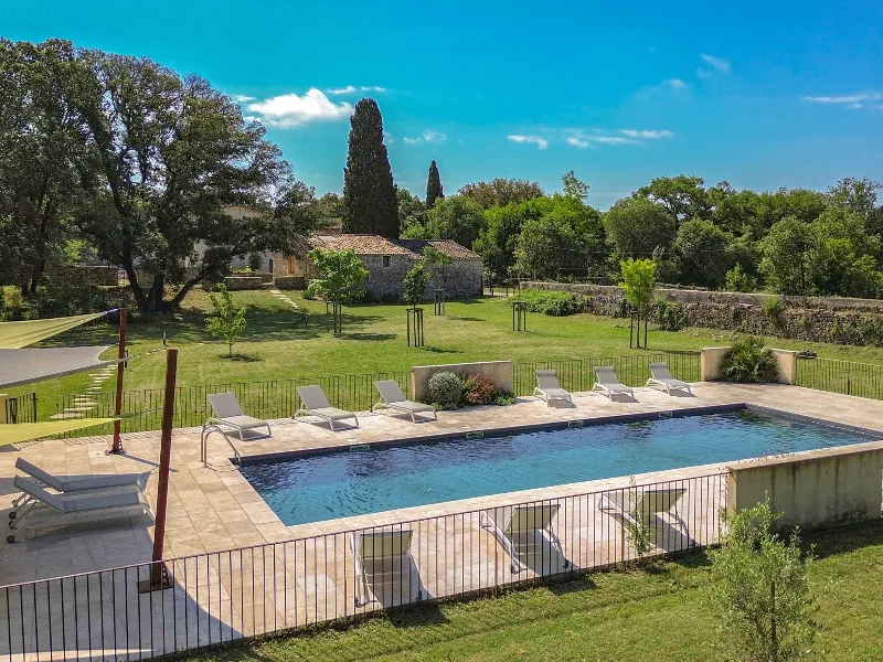 Vue aérienne de la piscine du parc entourée de pelouse et d'arbres