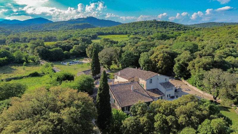 Vue aérienne du mas et de son domaine boisé de 132 hectares entre Cévennes et Gard