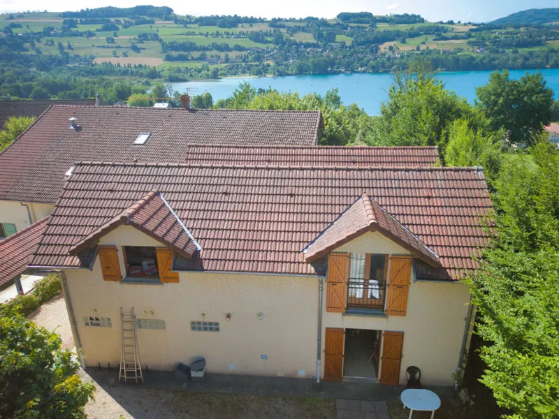 Bâtiment du Centre Bellevue avec volets en bois et vue dégagée sur le lac de Paladru