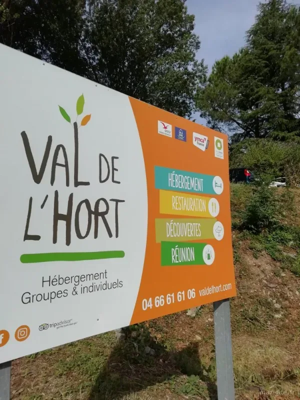 Entrée du centre Le Val de l'Hort sur la voie verte à Anduze, façade et parking