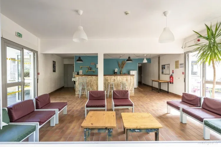 Salon commun du Val de l'Hort, espace de convivialité avec coin bar et fauteuils