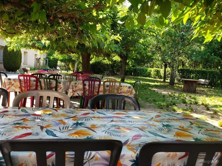 Gîte de groupe Val de l'Hort à Anduze — Repas de groupe en terrasse ombragée au Val de l'Hort, cadre verdoyant en Cévennes, capacité 100 personnes