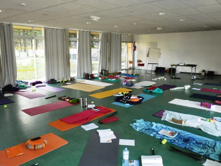 La Jasse, salle polyvalente de 110 m² avec tables et chaises pour séminaires et activités
