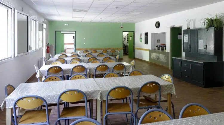 Salle à manger principale du Val de l'Hort, capacité 70 couverts avec tables en bois